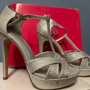 Dream Pairs silver platform sandals - size 7